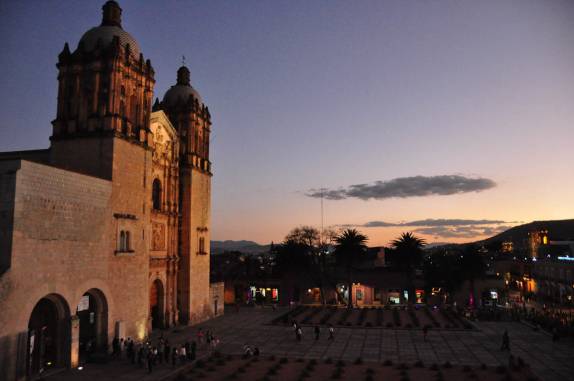 Igreja de Santo Domingo durante o fim de tarde, em Oaxaca, no México